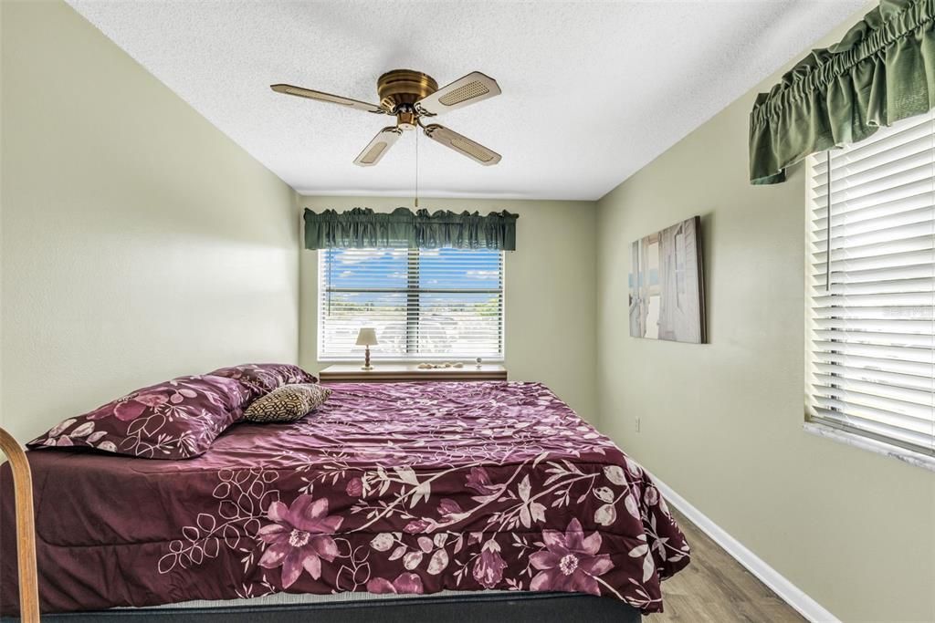 Active With Contract: $168,900 (2 beds, 1 baths, 868 Square Feet)