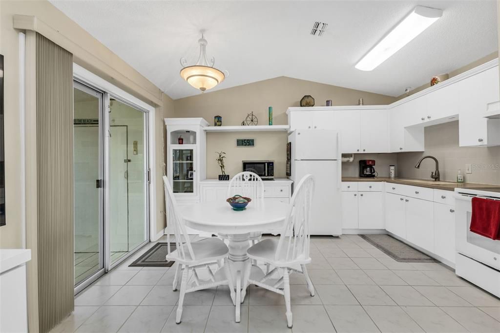 Active With Contract: $168,900 (2 beds, 1 baths, 868 Square Feet)