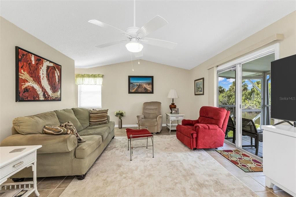 Active With Contract: $168,900 (2 beds, 1 baths, 868 Square Feet)