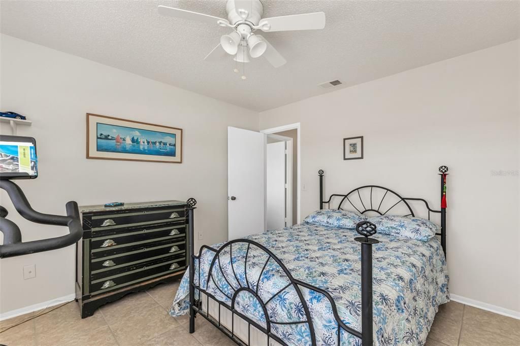 Active With Contract: $168,900 (2 beds, 1 baths, 868 Square Feet)