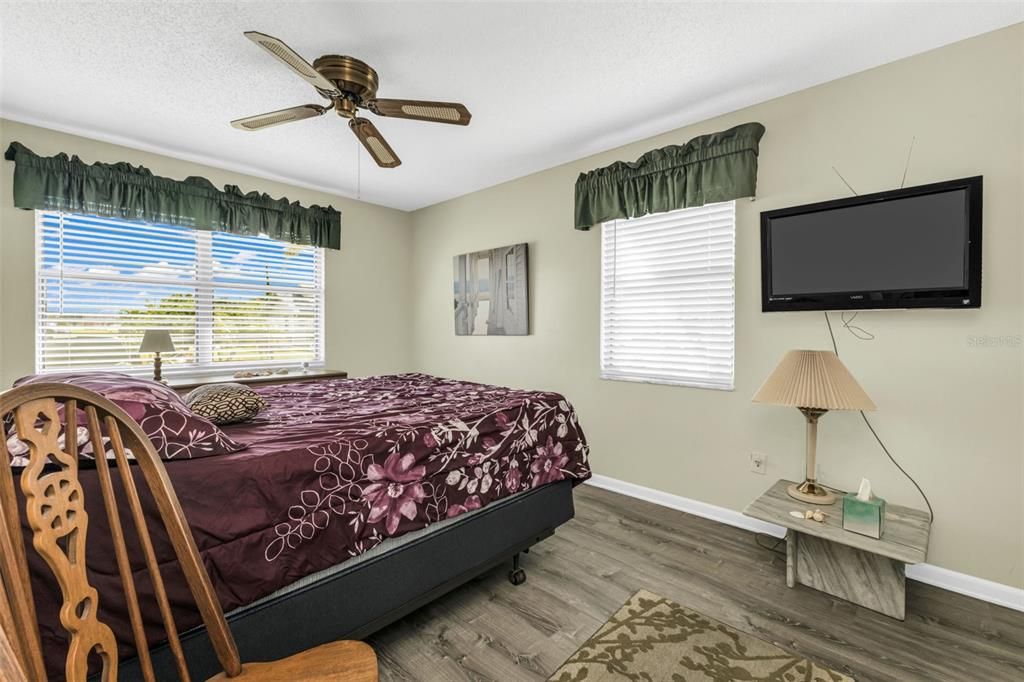 Active With Contract: $168,900 (2 beds, 1 baths, 868 Square Feet)