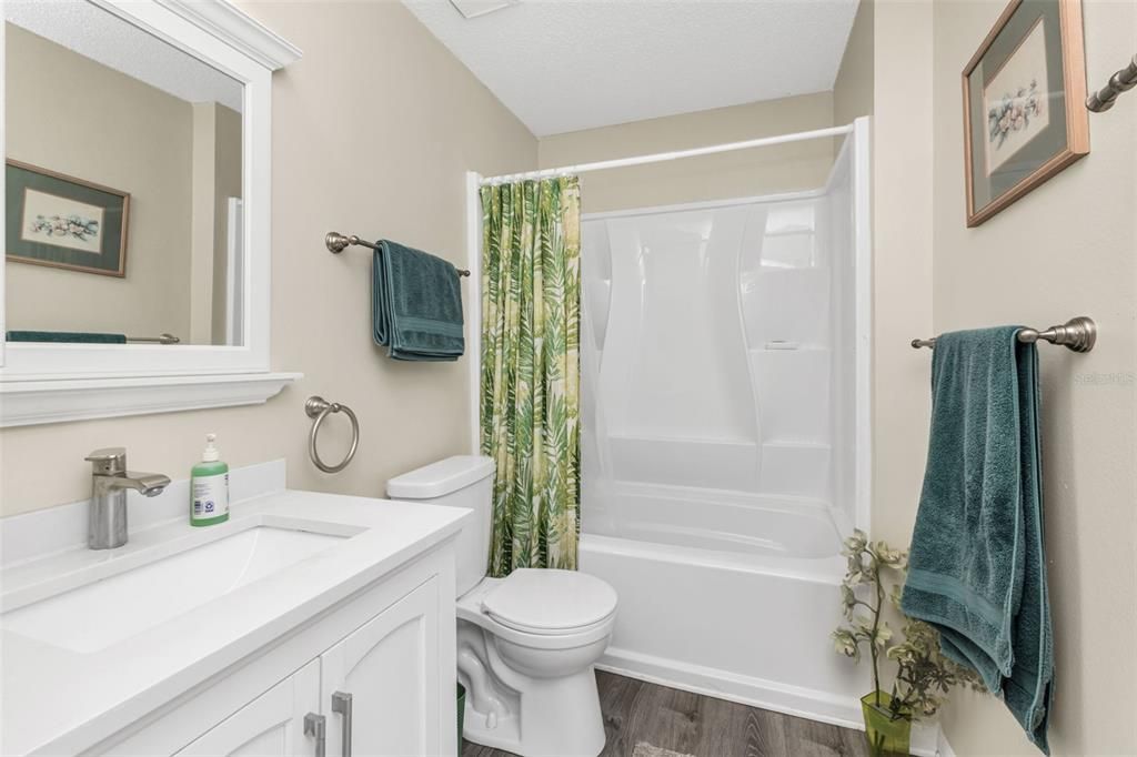 Active With Contract: $168,900 (2 beds, 1 baths, 868 Square Feet)