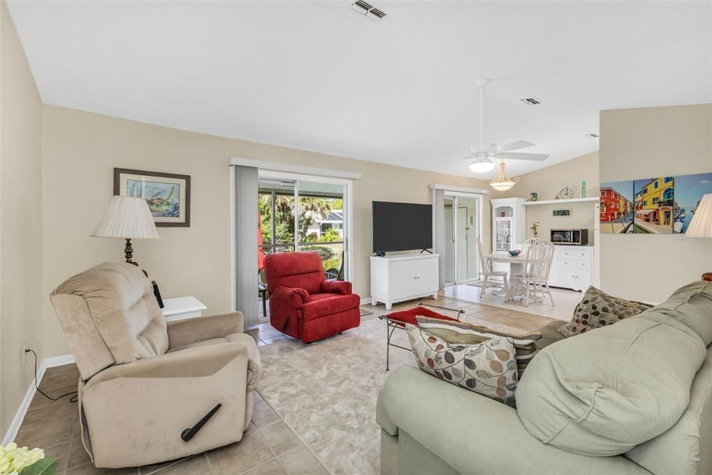 Active With Contract: $168,900 (2 beds, 1 baths, 868 Square Feet)