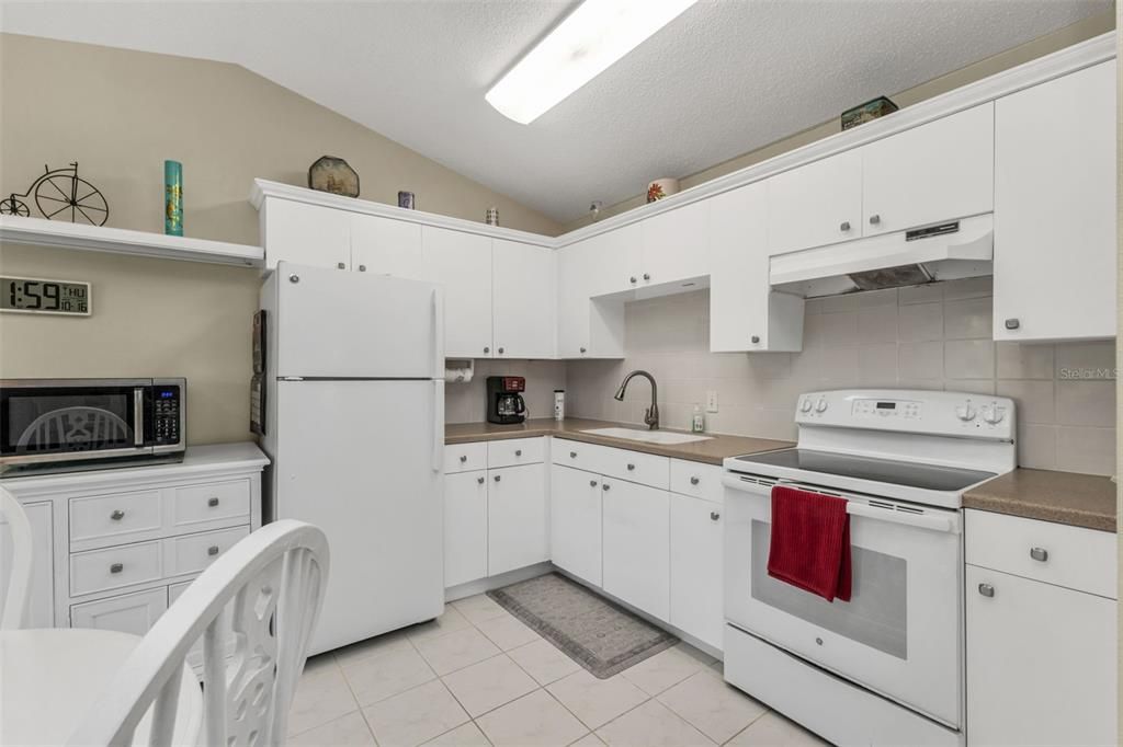 Active With Contract: $168,900 (2 beds, 1 baths, 868 Square Feet)