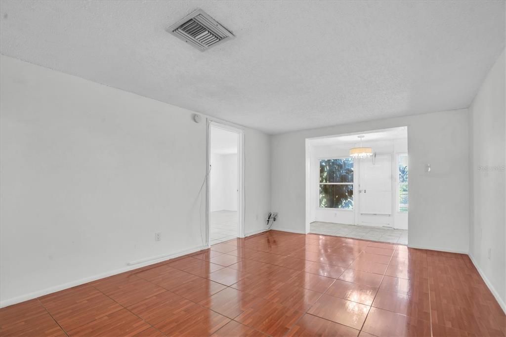 На продажу: $115,000 (2 спален, 2 ванн, 923 Квадратных фут)