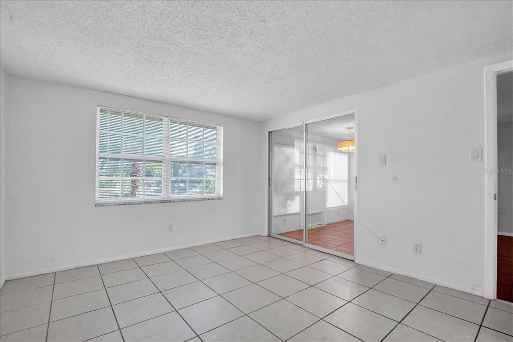 На продажу: $115,000 (2 спален, 2 ванн, 923 Квадратных фут)