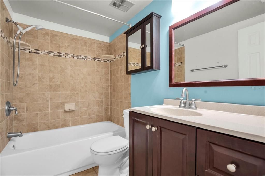 На продажу: $115,000 (2 спален, 2 ванн, 923 Квадратных фут)