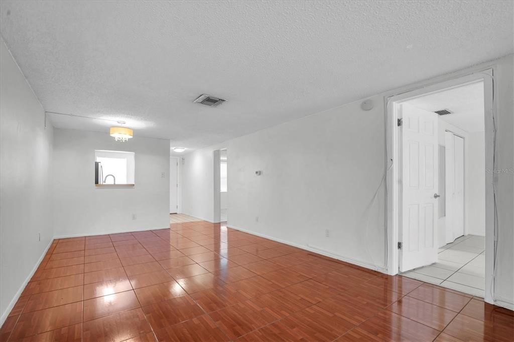 На продажу: $115,000 (2 спален, 2 ванн, 923 Квадратных фут)