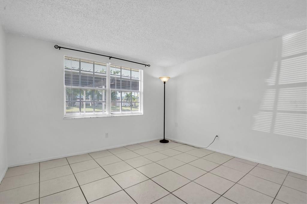 На продажу: $115,000 (2 спален, 2 ванн, 923 Квадратных фут)