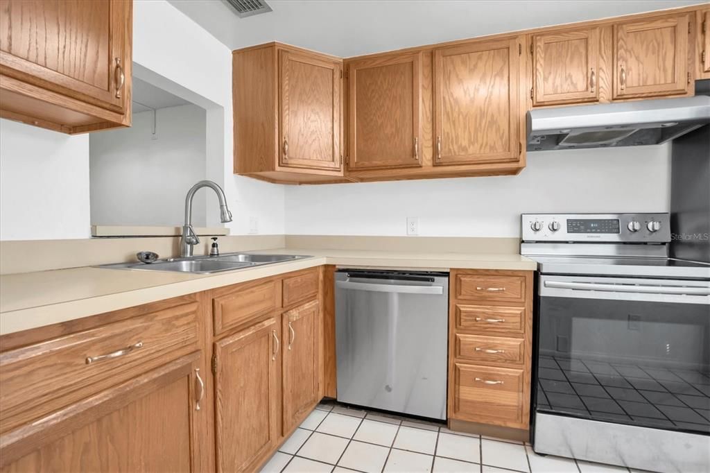 На продажу: $115,000 (2 спален, 2 ванн, 923 Квадратных фут)