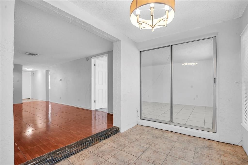 На продажу: $115,000 (2 спален, 2 ванн, 923 Квадратных фут)