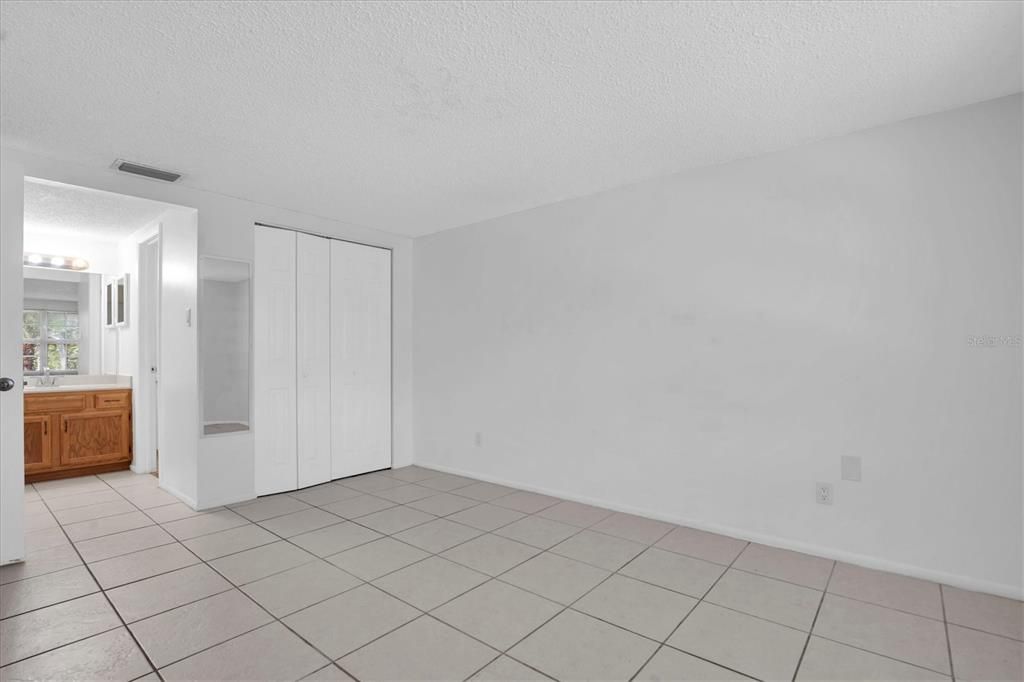 На продажу: $115,000 (2 спален, 2 ванн, 923 Квадратных фут)