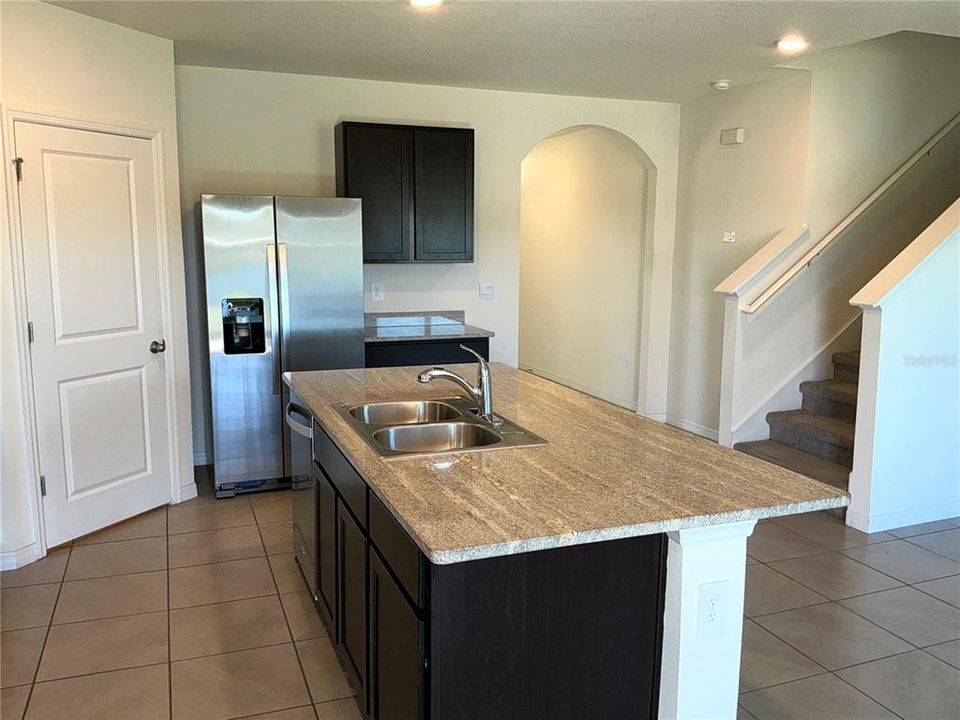 For Rent: $3,000 (5 beds, 3 baths, 2605 Square Feet)