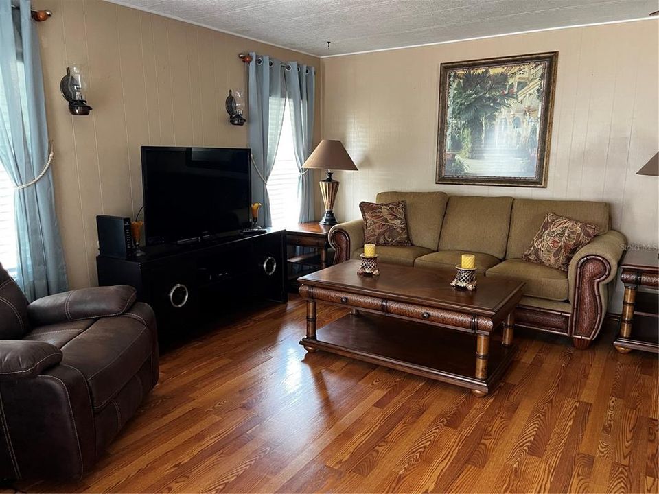 待售: $114,900 (2 贝兹, 2 浴室, 828 平方英尺)