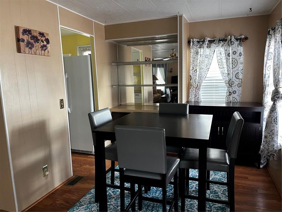 待售: $114,900 (2 贝兹, 2 浴室, 828 平方英尺)