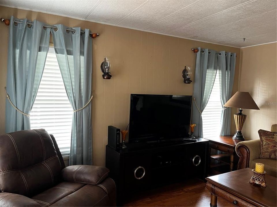 待售: $114,900 (2 贝兹, 2 浴室, 828 平方英尺)