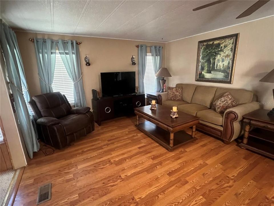 待售: $114,900 (2 贝兹, 2 浴室, 828 平方英尺)