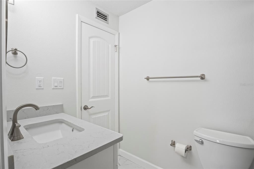 На продажу: $169,900 (2 спален, 1 ванн, 1000 Квадратных фут)