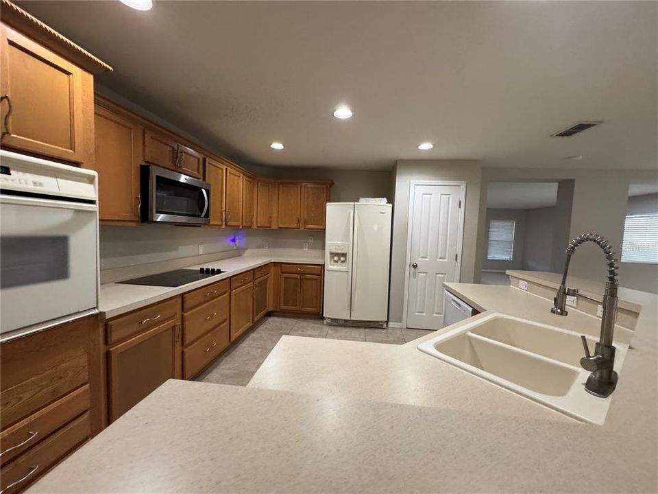 For Rent: $2,000 (3 beds, 2 baths, 2237 Square Feet)