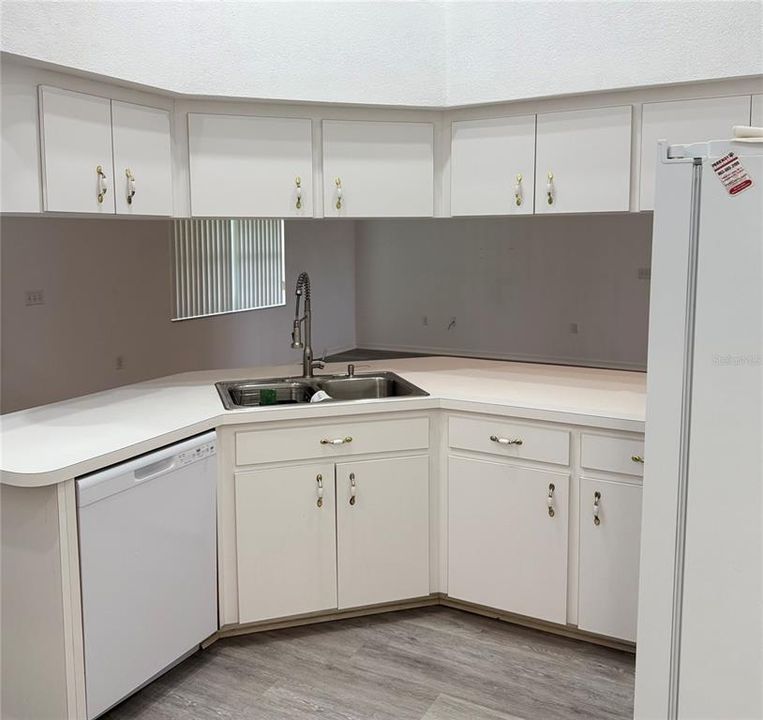 For Sale: $359,000 (3 beds, 2 baths, 1901 Square Feet)