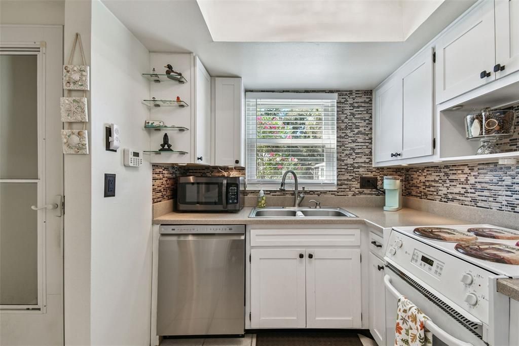 На продажу: $158,900 (2 спален, 2 ванн, 930 Квадратных фут)