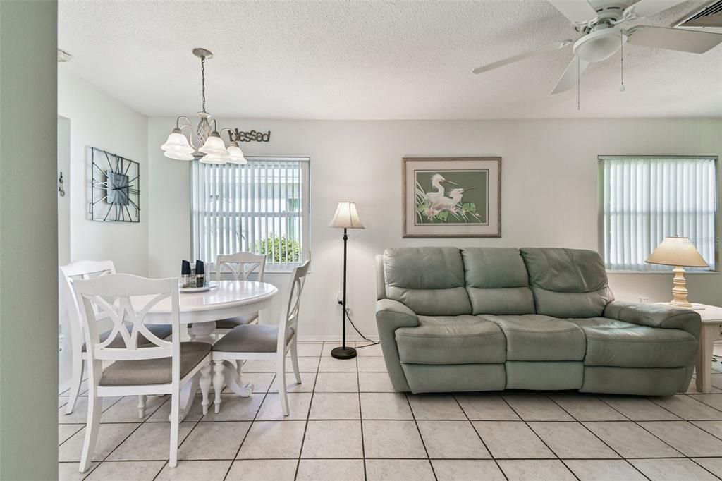 На продажу: $158,900 (2 спален, 2 ванн, 930 Квадратных фут)