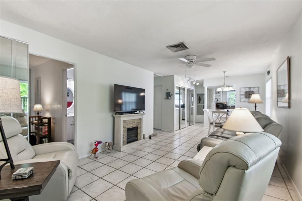 На продажу: $158,900 (2 спален, 2 ванн, 930 Квадратных фут)