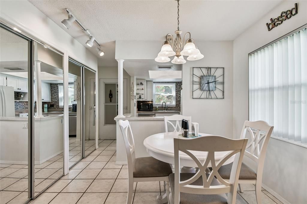 На продажу: $158,900 (2 спален, 2 ванн, 930 Квадратных фут)