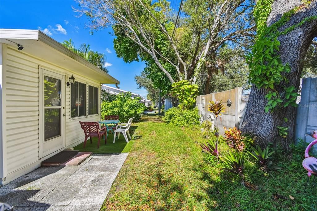 На продажу: $158,900 (2 спален, 2 ванн, 930 Квадратных фут)