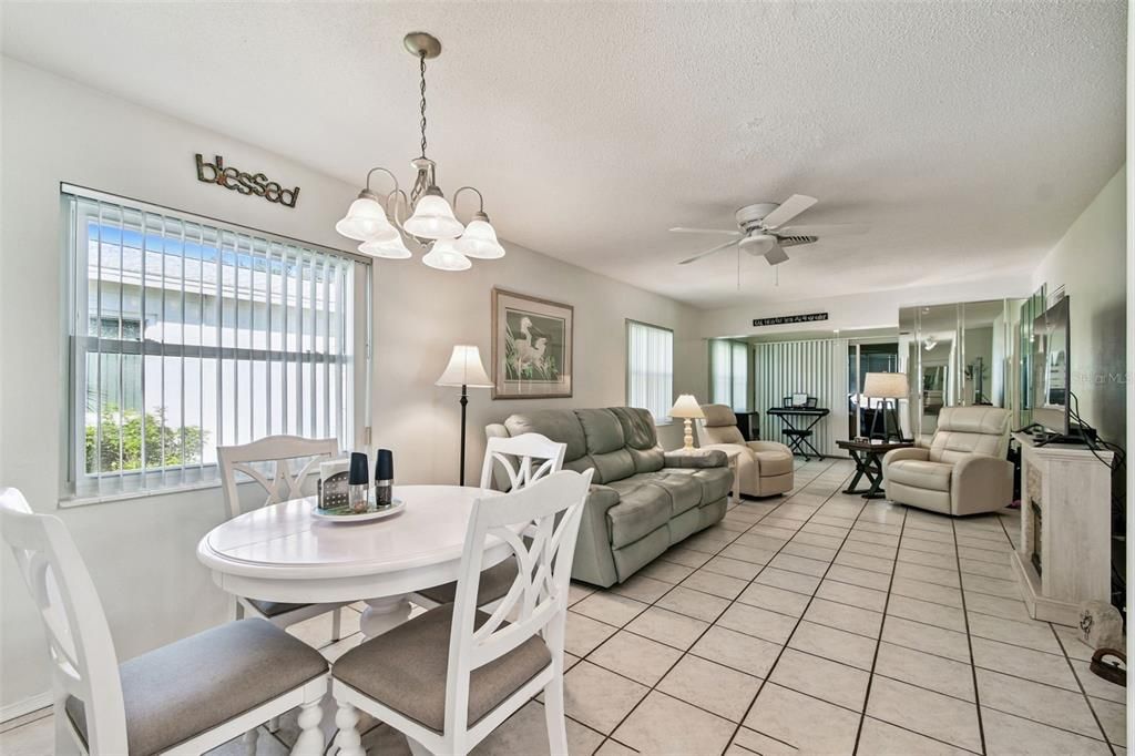 На продажу: $158,900 (2 спален, 2 ванн, 930 Квадратных фут)