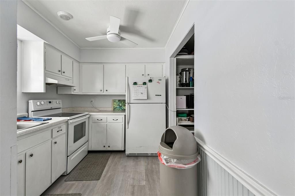 На продажу: $158,900 (2 спален, 2 ванн, 930 Квадратных фут)