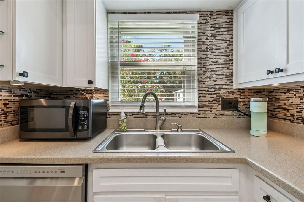 На продажу: $158,900 (2 спален, 2 ванн, 930 Квадратных фут)