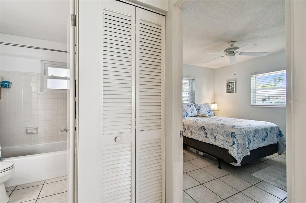 На продажу: $158,900 (2 спален, 2 ванн, 930 Квадратных фут)