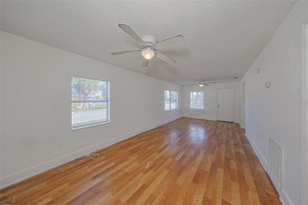 En Venta: $159,900 (2 camas, 1 baños, 840 Pies cuadrados)