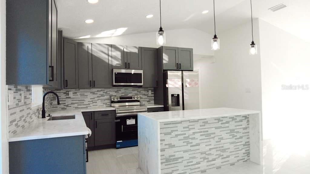 待售: $355,000 (4 贝兹, 3 浴室, 1706 平方英尺)