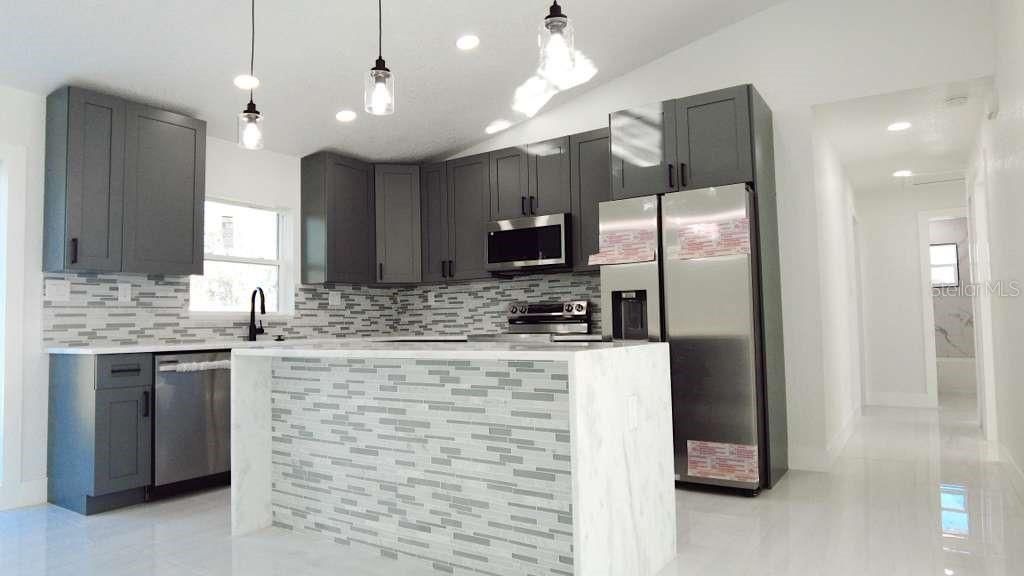 待售: $355,000 (4 贝兹, 3 浴室, 1706 平方英尺)