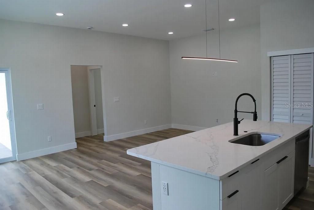 На продажу: $539,000 (4 спален, 2 ванн, 1596 Квадратных фут)