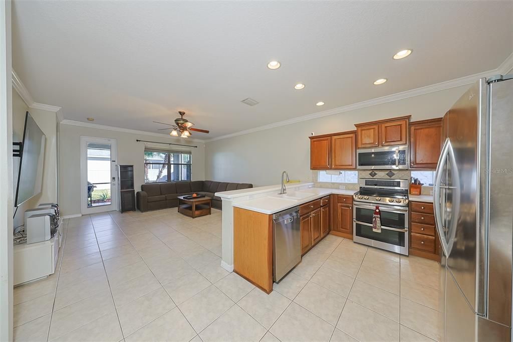 Под контрактом: $339,900 (4 спален, 2 ванн, 1997 Квадратных фут)