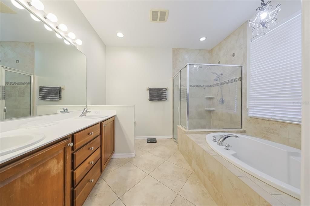 Под контрактом: $339,900 (4 спален, 2 ванн, 1997 Квадратных фут)