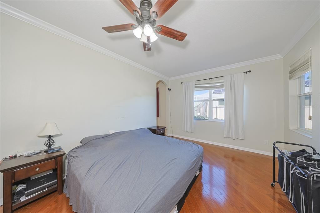 Под контрактом: $339,900 (4 спален, 2 ванн, 1997 Квадратных фут)