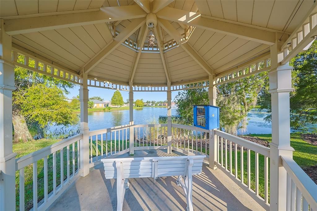 Под контрактом: $339,900 (4 спален, 2 ванн, 1997 Квадратных фут)