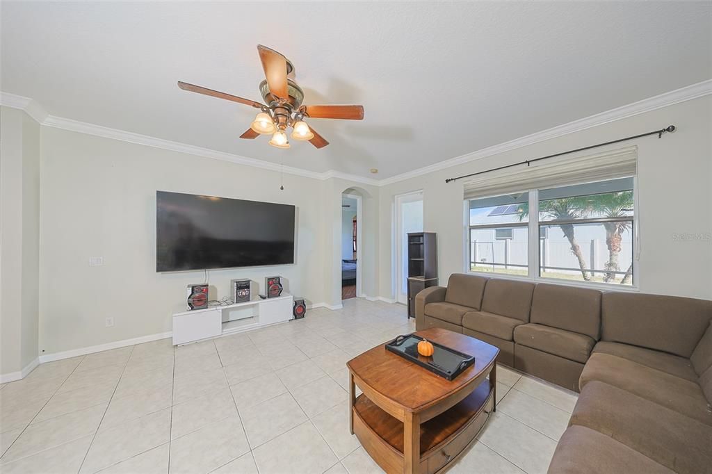 Под контрактом: $339,900 (4 спален, 2 ванн, 1997 Квадратных фут)