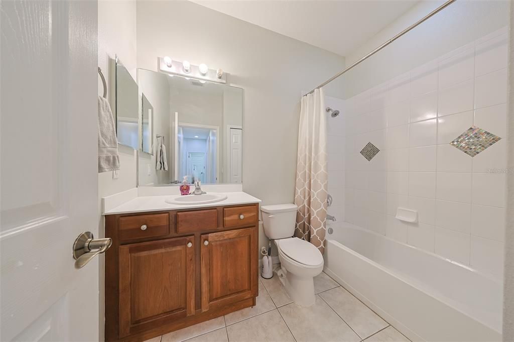 Под контрактом: $339,900 (4 спален, 2 ванн, 1997 Квадратных фут)