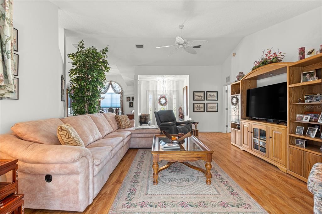 For Sale: $339,900 (3 beds, 2 baths, 1714 Square Feet)