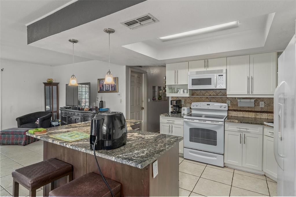 На продажу: $299,900 (3 спален, 2 ванн, 1400 Квадратных фут)