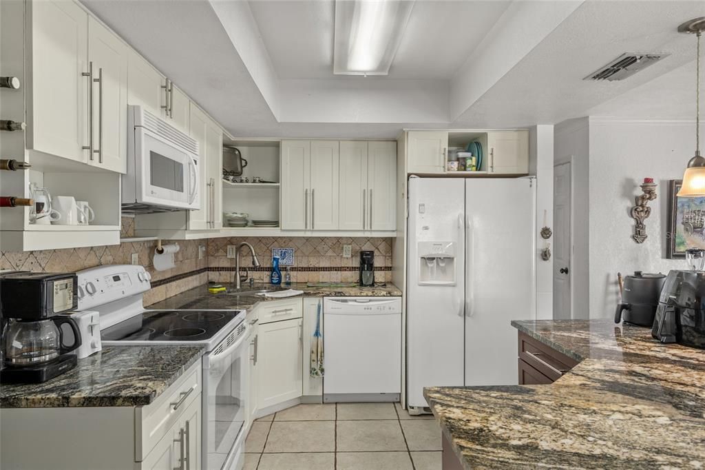 На продажу: $299,900 (3 спален, 2 ванн, 1400 Квадратных фут)