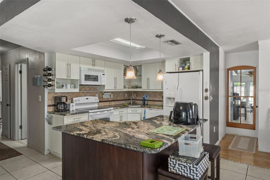 На продажу: $299,900 (3 спален, 2 ванн, 1400 Квадратных фут)