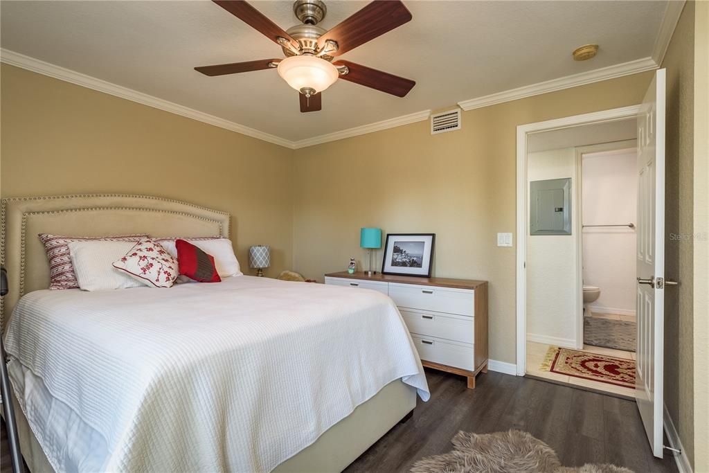 For Sale: $278,999 (2 beds, 2 baths, 1114 Square Feet)