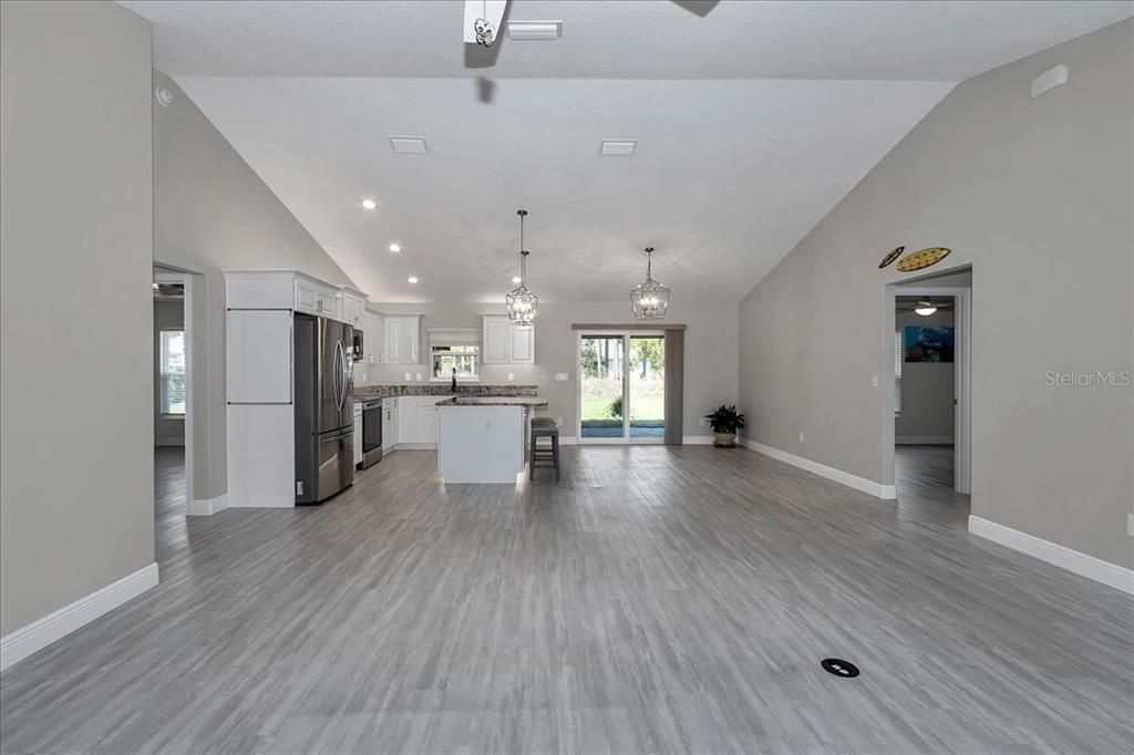 合同活跃: $310,000 (3 贝兹, 2 浴室, 1474 平方英尺)