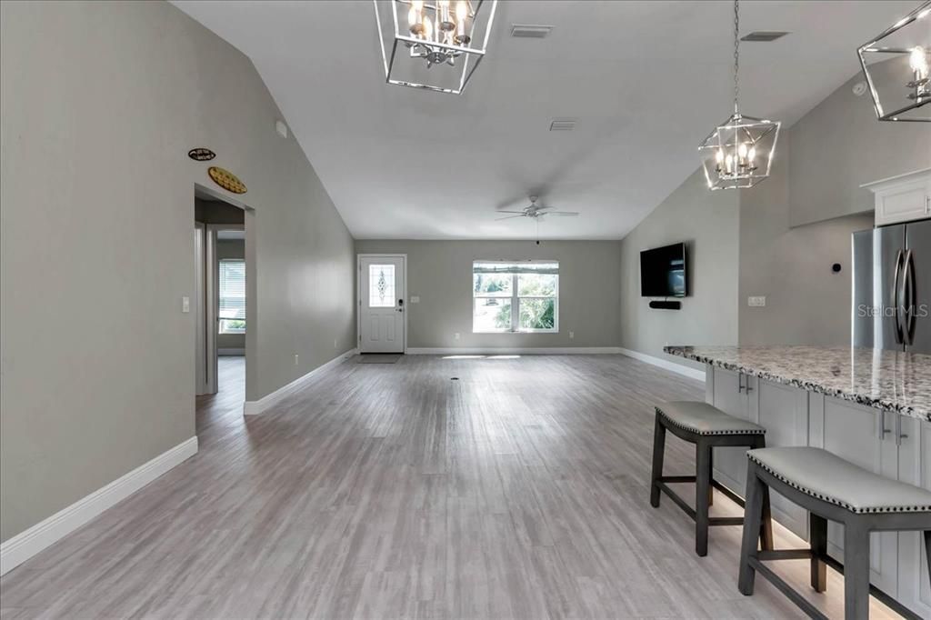 合同活跃: $310,000 (3 贝兹, 2 浴室, 1474 平方英尺)